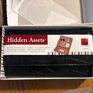 NWOT in boxMundi Black Key Card Holder Sleek Minimalist Design